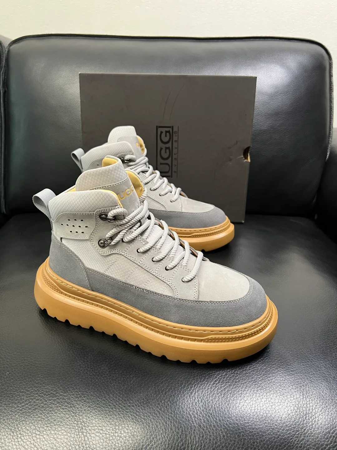 Men's men's shoes 💰740 UGG High-quality top crafts. Original configuration is available at the counter simultaneously. Original cowhide fabric imported from Italy, high-quality splicing technology, fully imported lambswool lining. Sole: Original sole is specially provided by the original factory and is super comfortable. Original factory and single goods are welcome to compare. Size 39-44